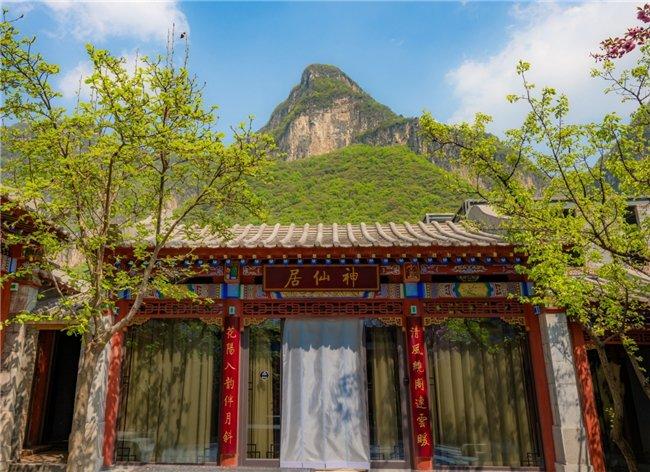 山西壶关红豆峡惊现金蟾化石 三亿年地质奇观引关注