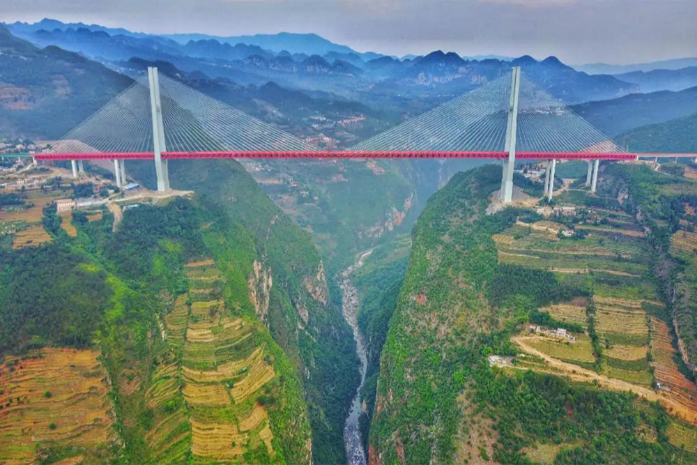 在云南世界最高桥上，看亚洲落差最大的瀑布，会有多震撼！（图：北盘江大桥）